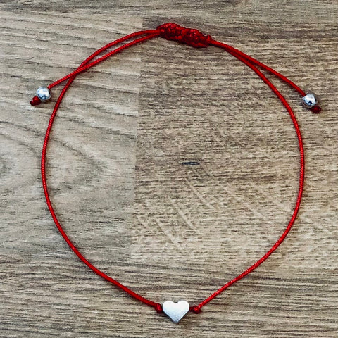 GetLove kézzel készített fonal karkötő - piros fonal ezüst szívvel