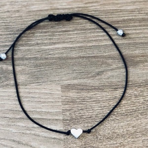 GetLove kézzel készített fonal karkötő - fekete fonal ezüst szívvel